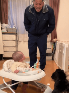 【実際の写真】じいじとお孫さんの様子