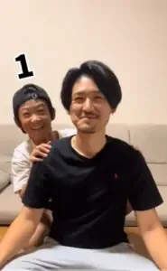 【実際の写真】男性の背後