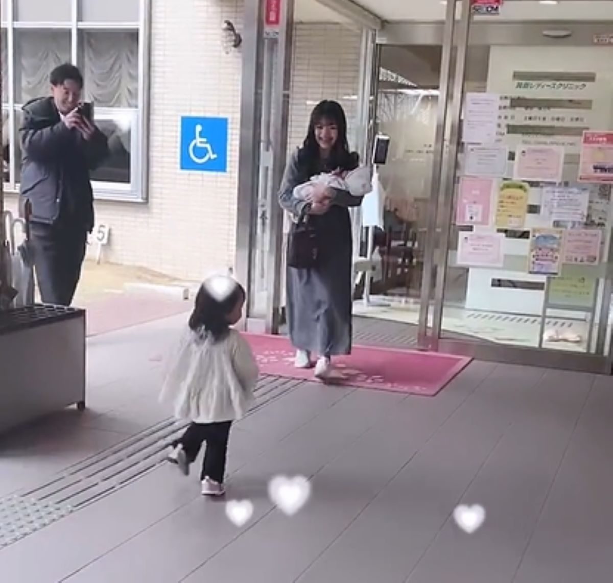 出産を経て、1歳長女と5日ぶりの再会。ママがみた長女の様子に…「泣けてきます」「お姉ちゃん頑張ったね」「いっぱいギュッとしてあげて」