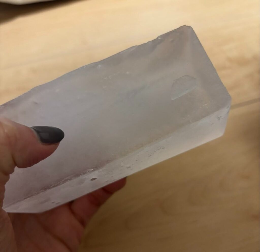 氷を持つ母の手（＠eiri25.25さんより提供）