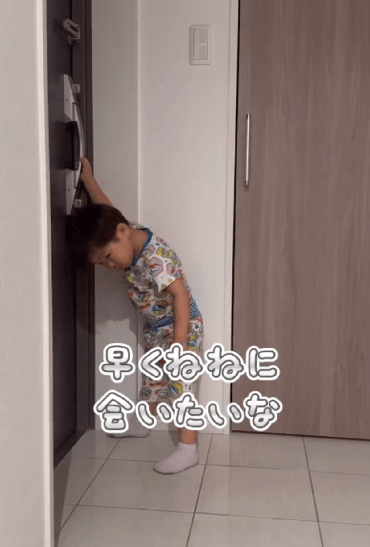 16歳姉に早く会いたい3歳弟。 姉が帰宅した瞬間…!?その光景に「将来有望イケメン」「癒される」「仲良し姉弟」「ほっこり」