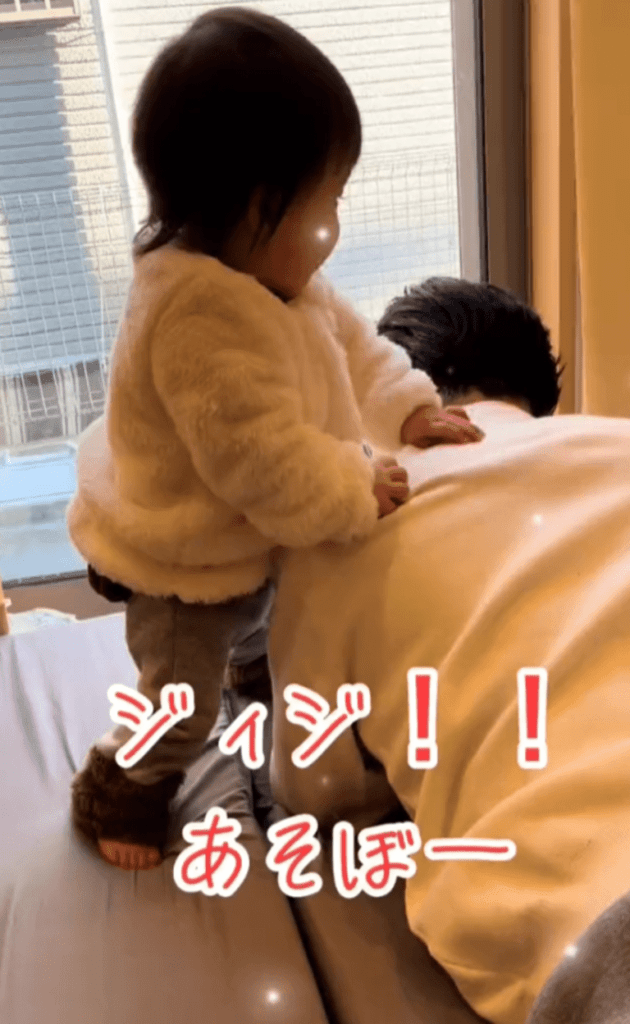 お孫さんと仲良く遊ぶおじいちゃん（@konachi002さんより提供）