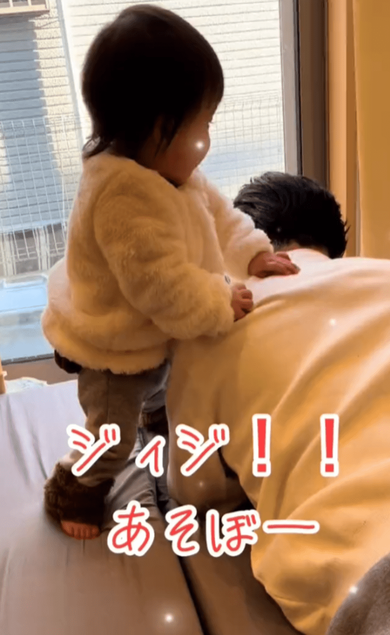 じいじを独占する1歳孫　しかし、背後からの視線に…「じいちゃん幸せいっぱい」「かわいい」「じいじ若い」の声