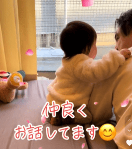 お孫さんと仲良く遊ぶおじいちゃん（@konachi002さんより提供）