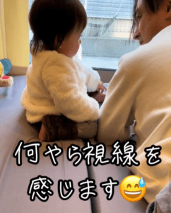 お孫さんと仲良く遊ぶおじいちゃん（@konachi002さんより提供）