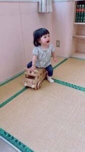 「モップかな？」床に落ちている黒い物提供元：＠aotareさん（TikTok）