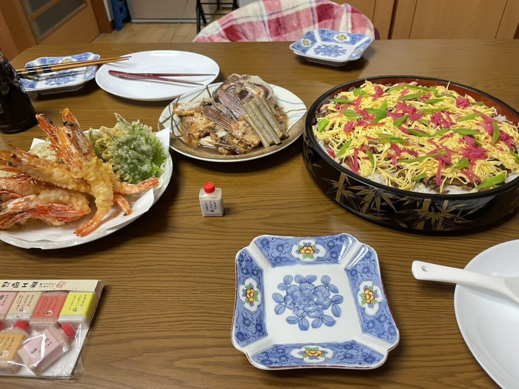 お義母さんの料理が並ぶ食卓②（＠x04l15xさんより提供）