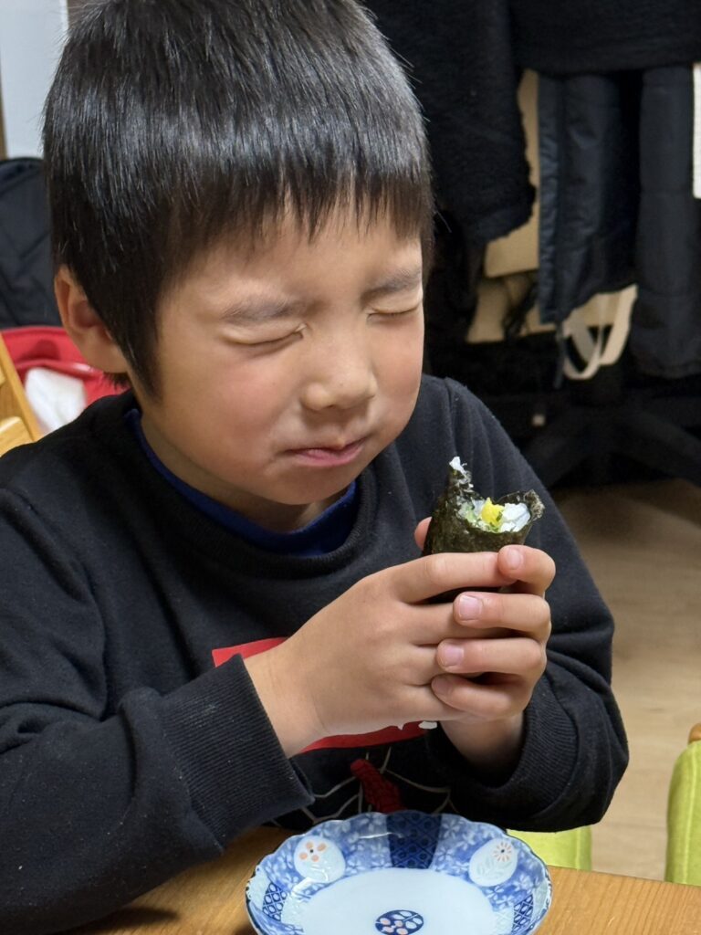 願い事をしながら食べる様子（＠haruka49_さんより提供）