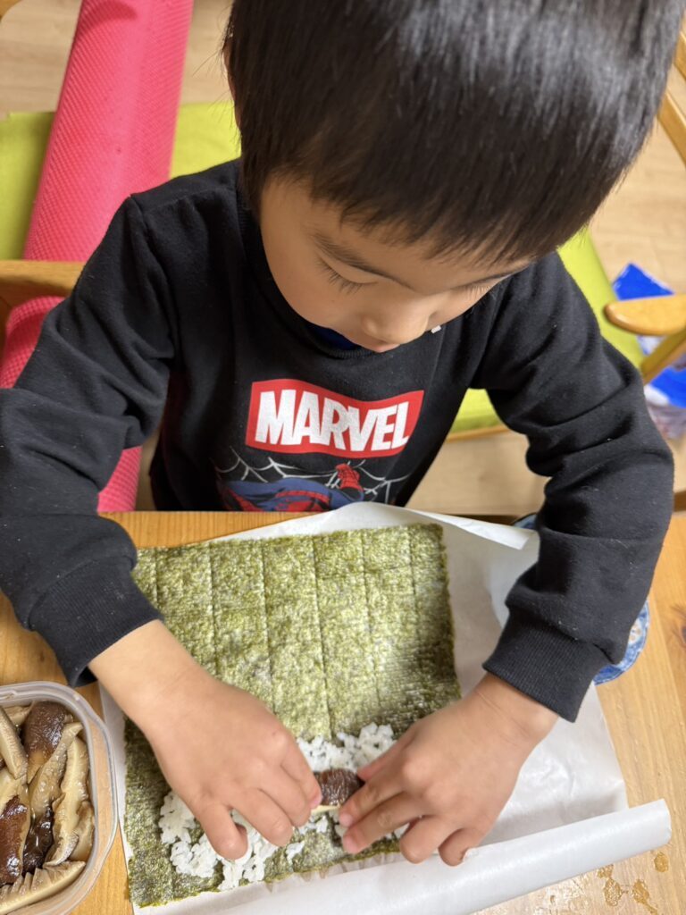 恵方巻き作り（＠haruka49_さんより提供）