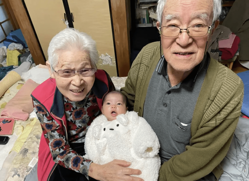 祖父母と娘さん（＠fdfd3471さんより提供）