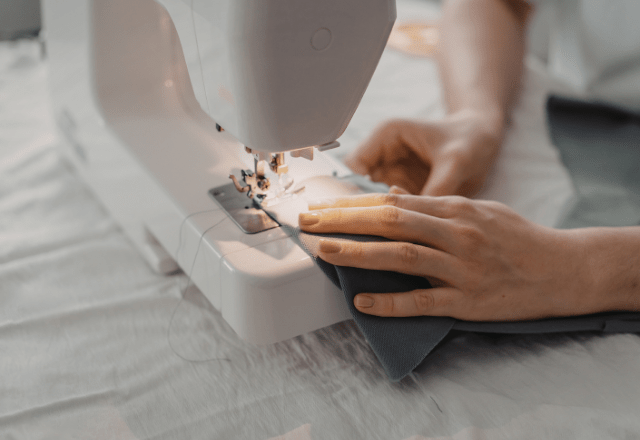 イメージ画像：衣装制作の様子