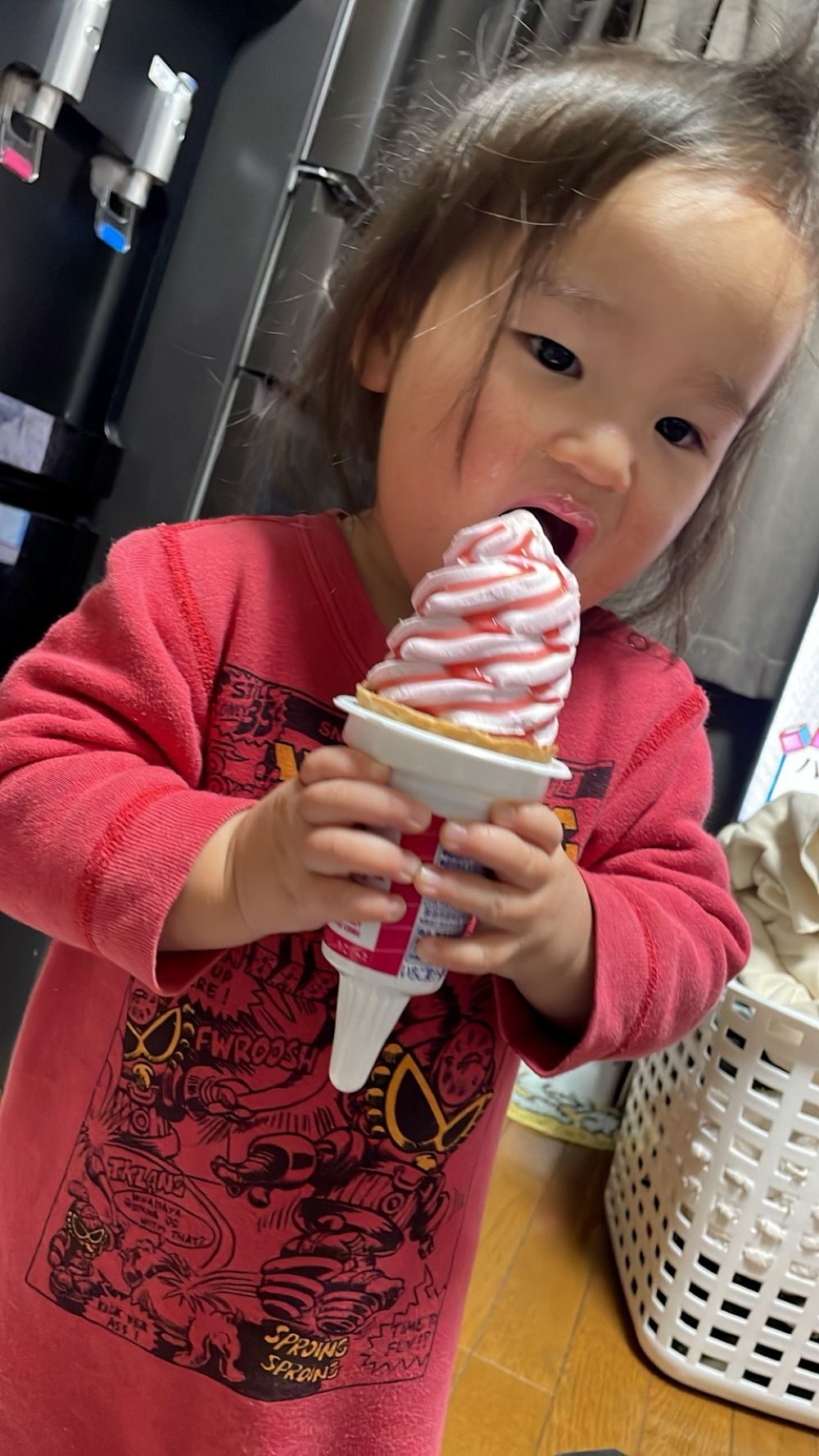 やけに静かな2歳娘に嫌な予感がしたママ。しかし、直後見つけたモノに…「収監されてる」「なんの罪で…笑」「2人とも地獄w」