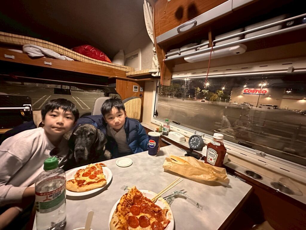 キャンピングカーで食事も（@tomoko_vanlife710さんより提供）