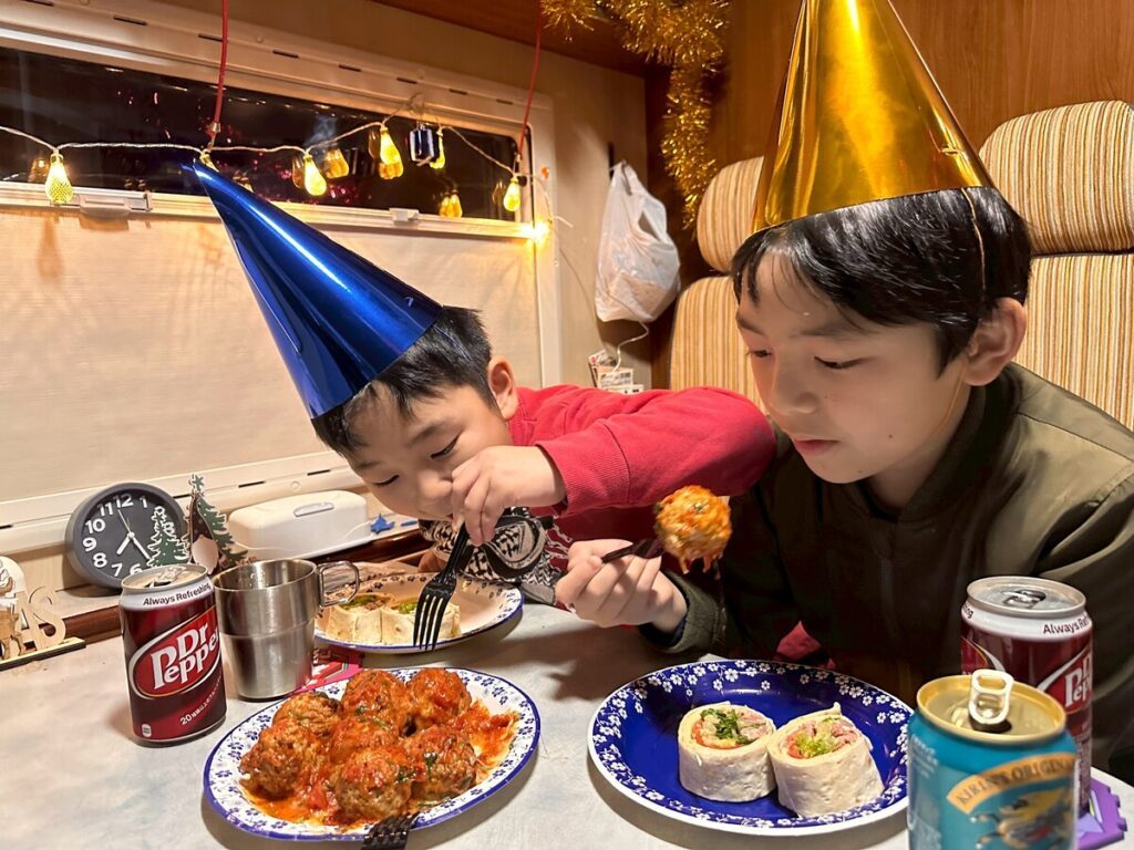 キャンピングカーでパーティ（@tomoko_vanlife710さんより提供）