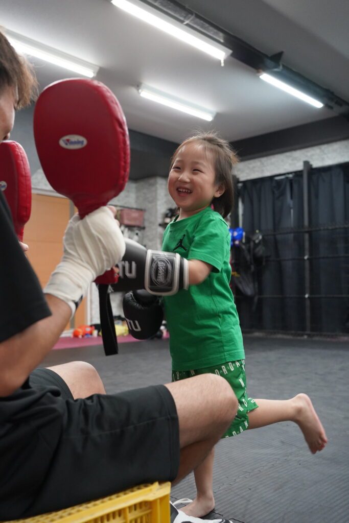 楽しそうなミット打ち（＠decapri123さんより提供）