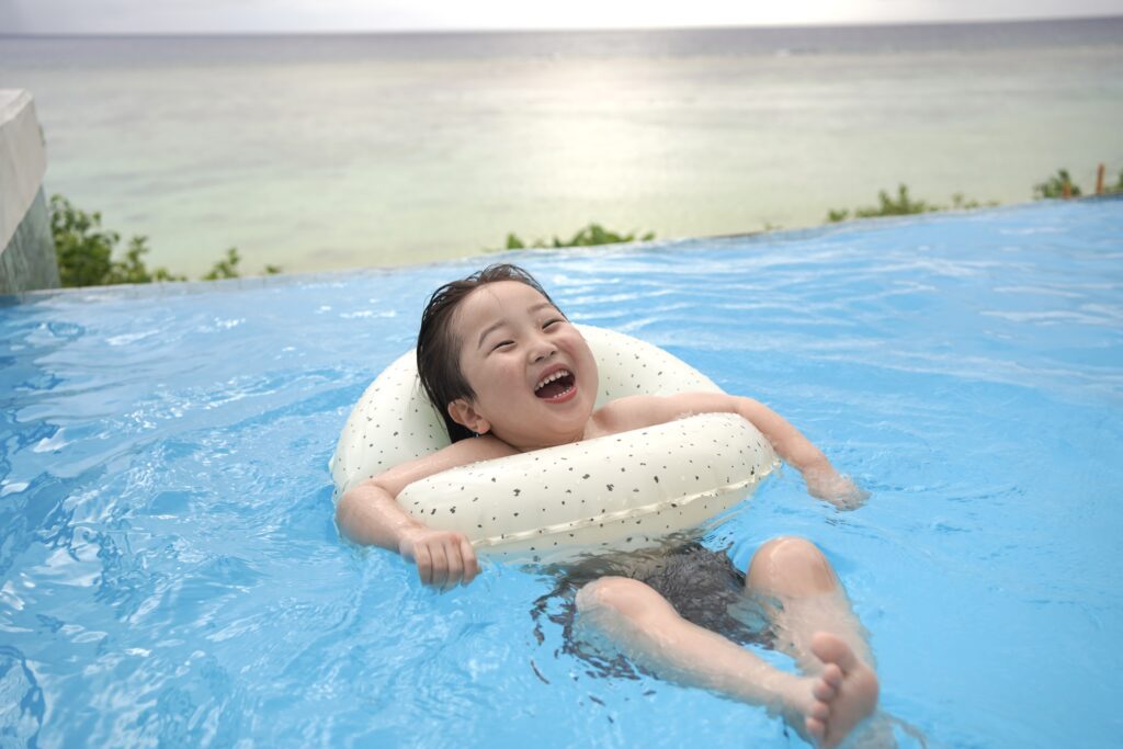 プールで泳ぐ様子（＠decapri123さんより提供）