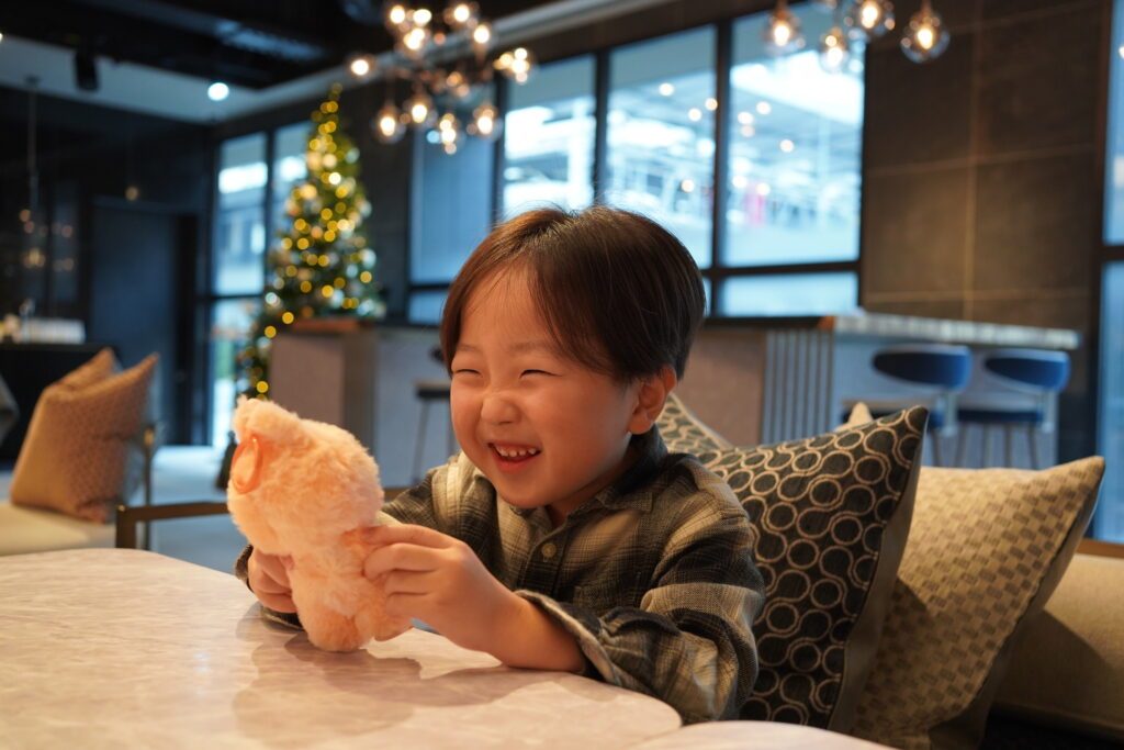 笑顔が素敵な息子さん（＠decapri123さんより提供）