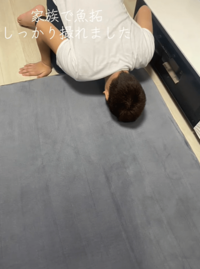 顔の跡をつける様子①（＠a2k1yさんより提供）