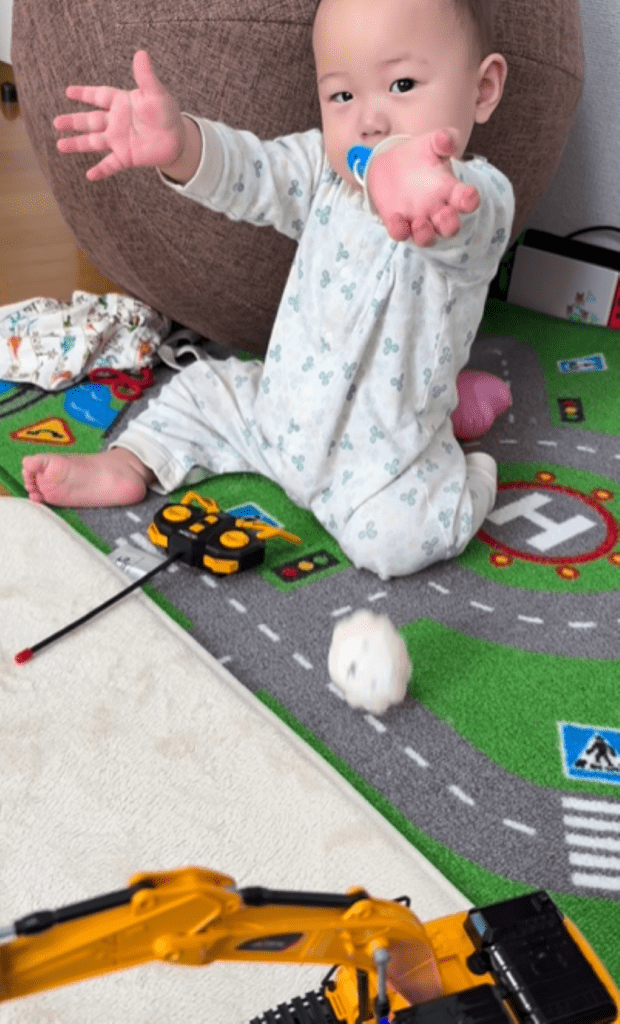 好奇心は「動くもの」（＠bebi_mon_ikujiさんより提供）