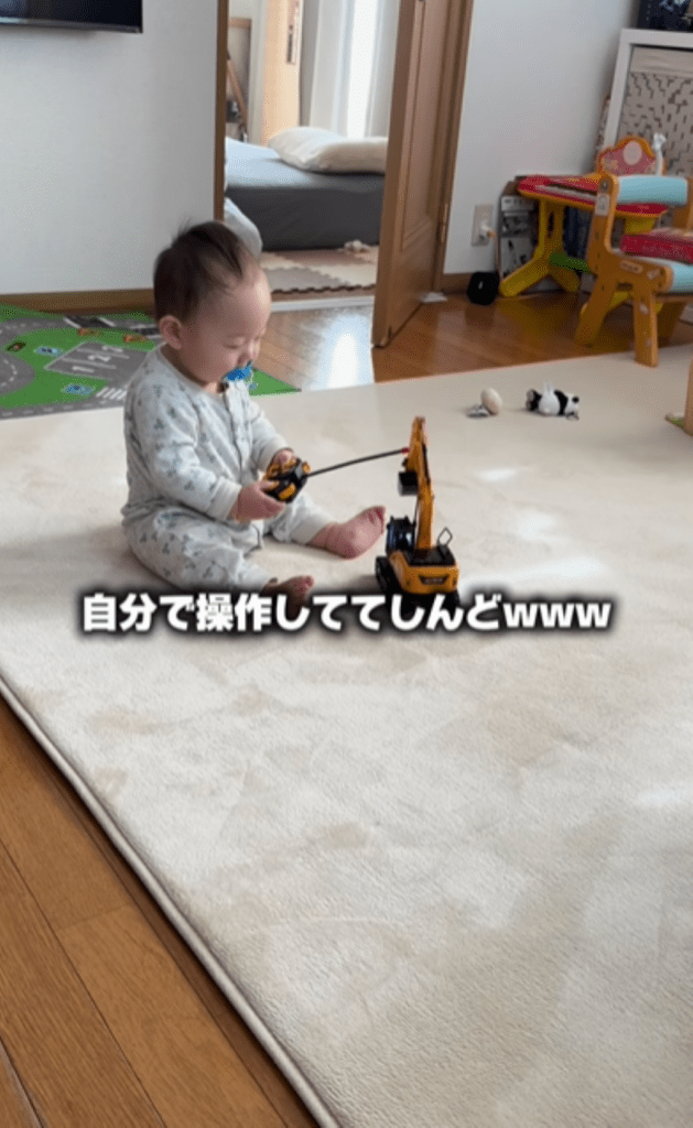 ラジコンを操作する息子さん（＠bebi_mon_ikujiさんより提供）