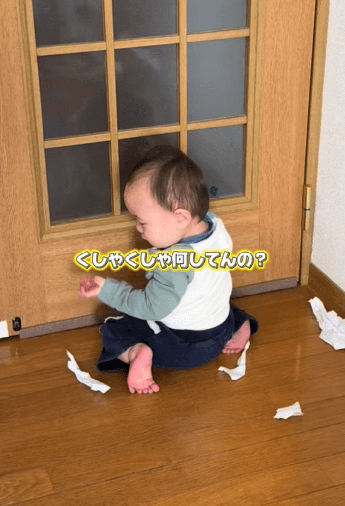 何してるの？と聞く様子（＠bebi_mon_ikujiさんより提供）