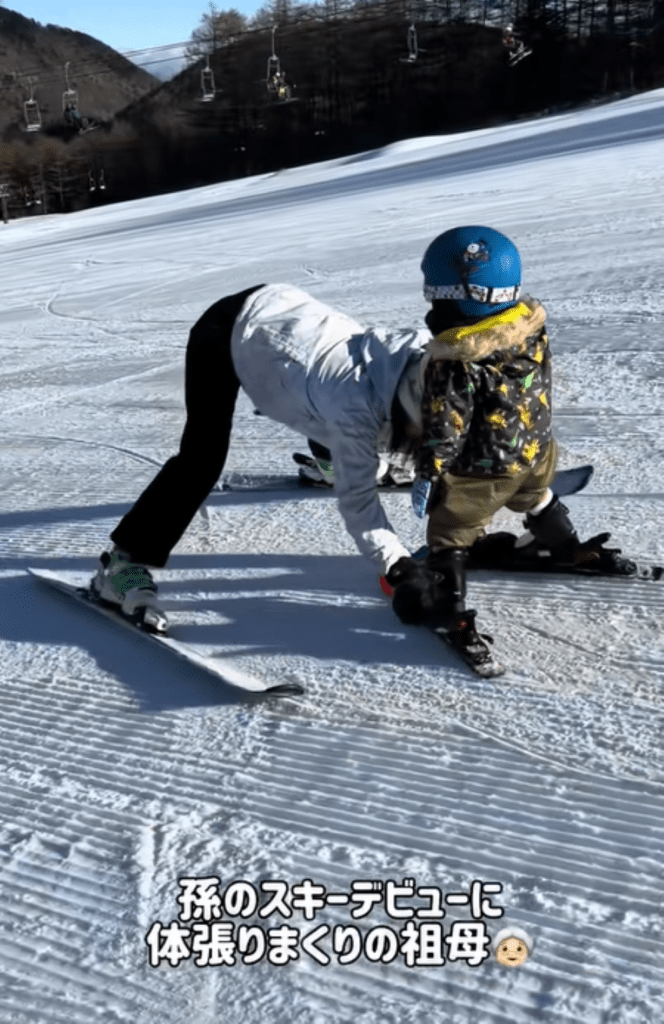 スキーデビューを手伝うおばあちゃん（＠nureokakipippiさんより提供）