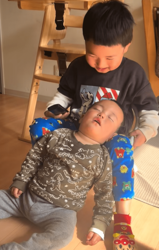 起こさないようにするお兄ちゃん（＠yume_harryさんより提供）