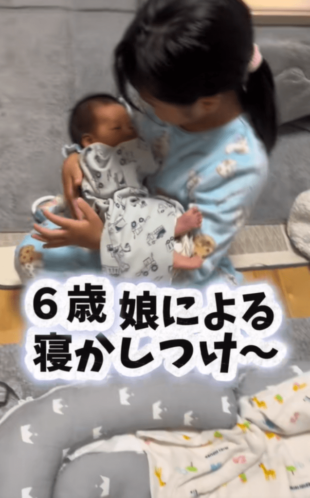 娘さんによる寝かしつけ（＠ponpon.family6さんより提供）