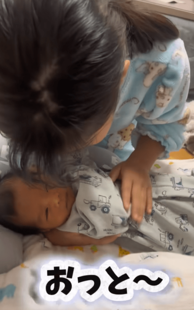 布団に置くと起きてしまう（＠ponpon.family6さんより提供）
