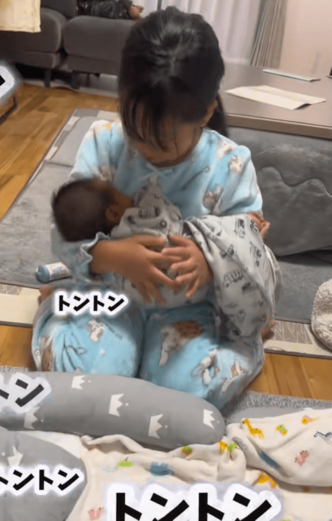 背中をトントン（＠ponpon.family6さんより提供）
