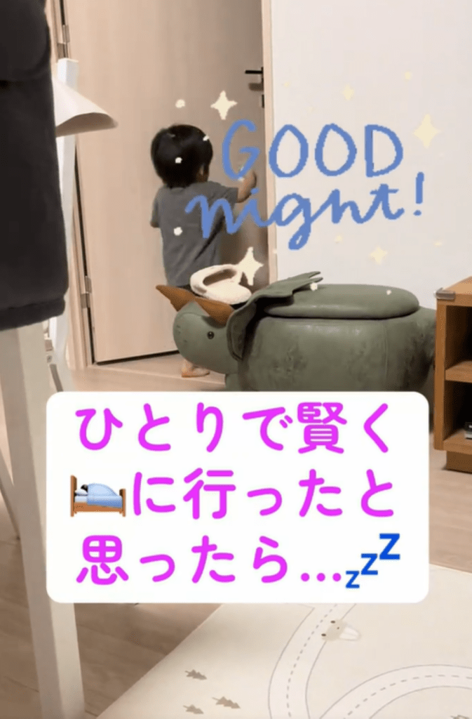 寝室に向かう息子さん（＠cutebabytokerさんより提供）