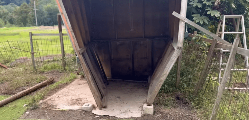 壊れた小屋（＠くまの里山日記さんより提供）