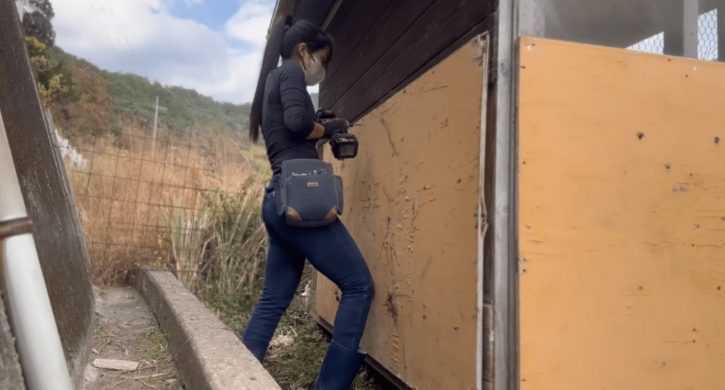 板を固定する様子（＠くまの里山日記さんより提供）