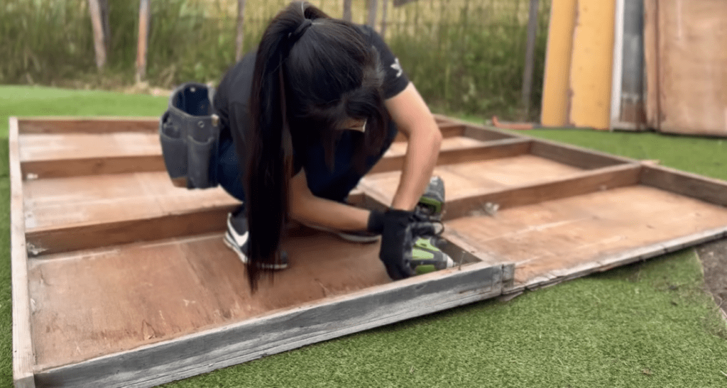 ネジを固定する様子（＠くまの里山日記さんより提供）