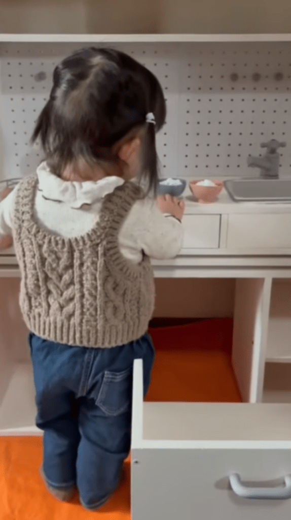 夢中で遊ぶお孫さん（＠55HisaChallengeさんより提供）