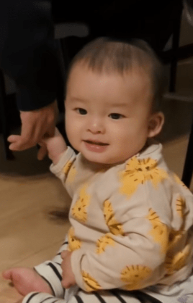 指をギュッと離さない弟くん（＠ahhkun215さんより提供）