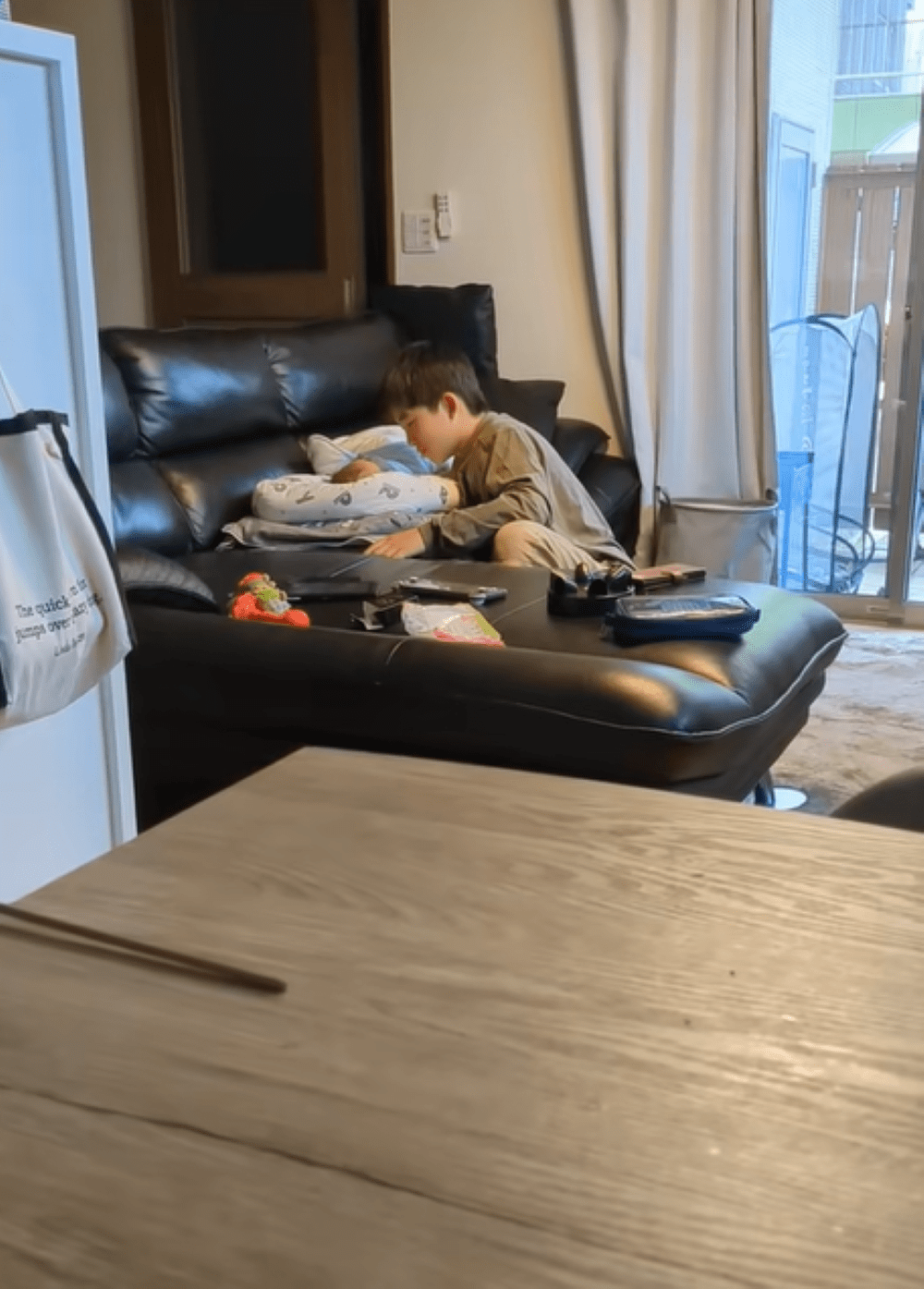 寝ている生後2ヶ月弟を愛でる中1兄。直後の様子に…「ニヤニヤの連鎖」「愛おしいお兄ちゃん」