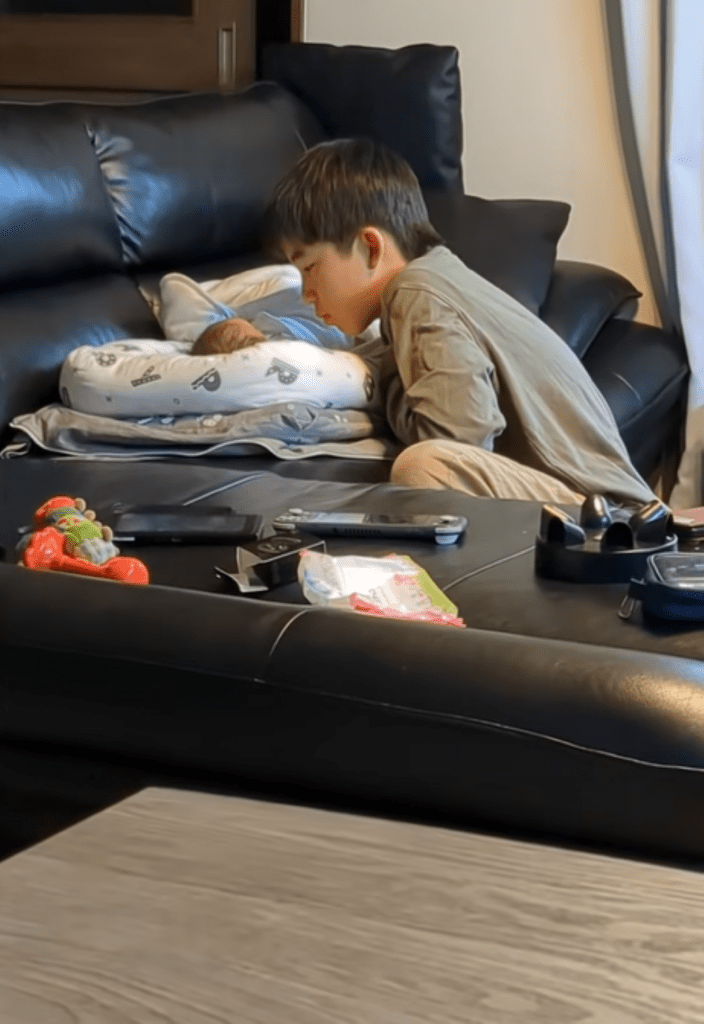 じっと見守る次男くん（＠ahhkun215さんより提供）