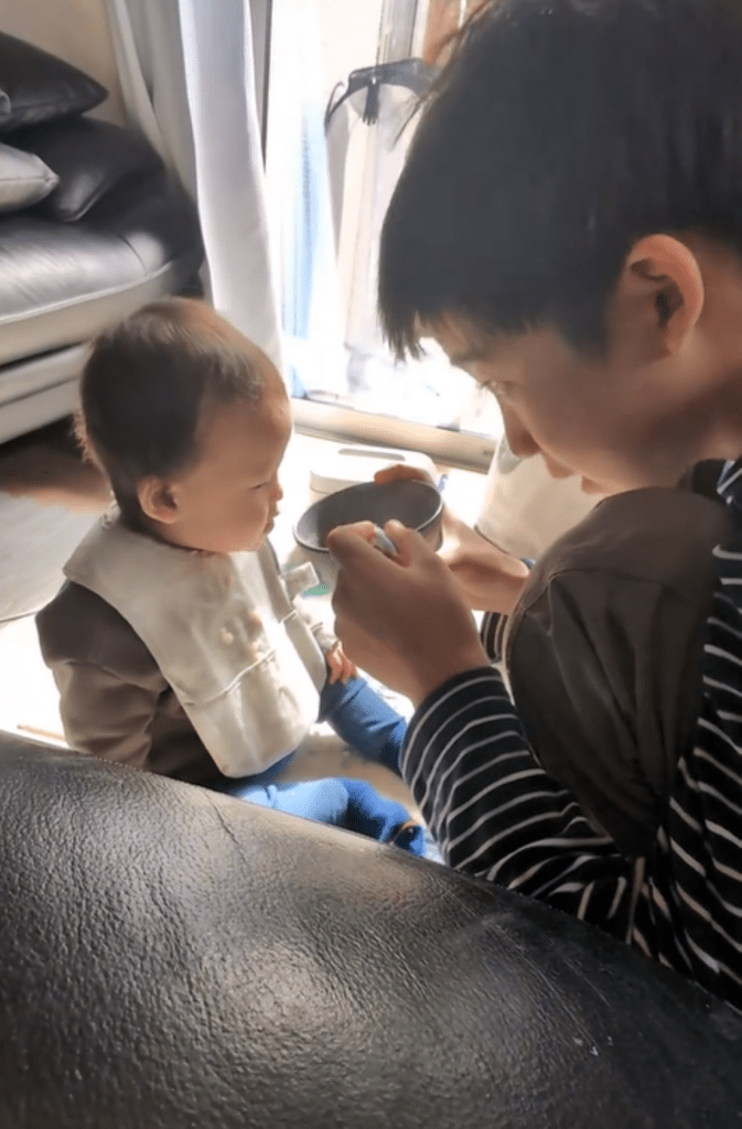 ご飯を食べさせてあげる次男くん①（＠ahhkun215さんより提供）