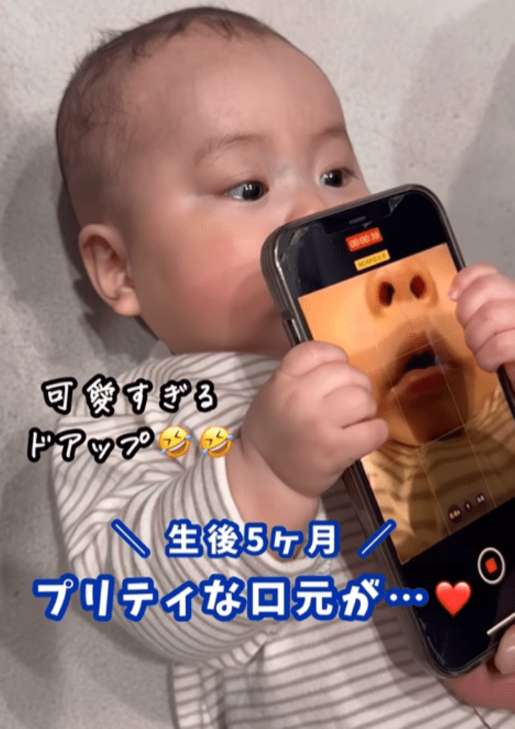 スマホを顔に近付けるさっくん（＠__sakkusaku__さんより提供）