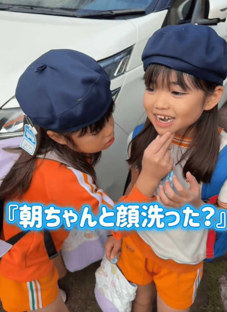 顔を洗ったか確認するお姉ちゃん（＠ririmomofamilyさんより提供）