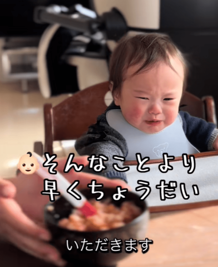 離乳食を欲しがる娘さん（＠_4rasu_さんより提供）