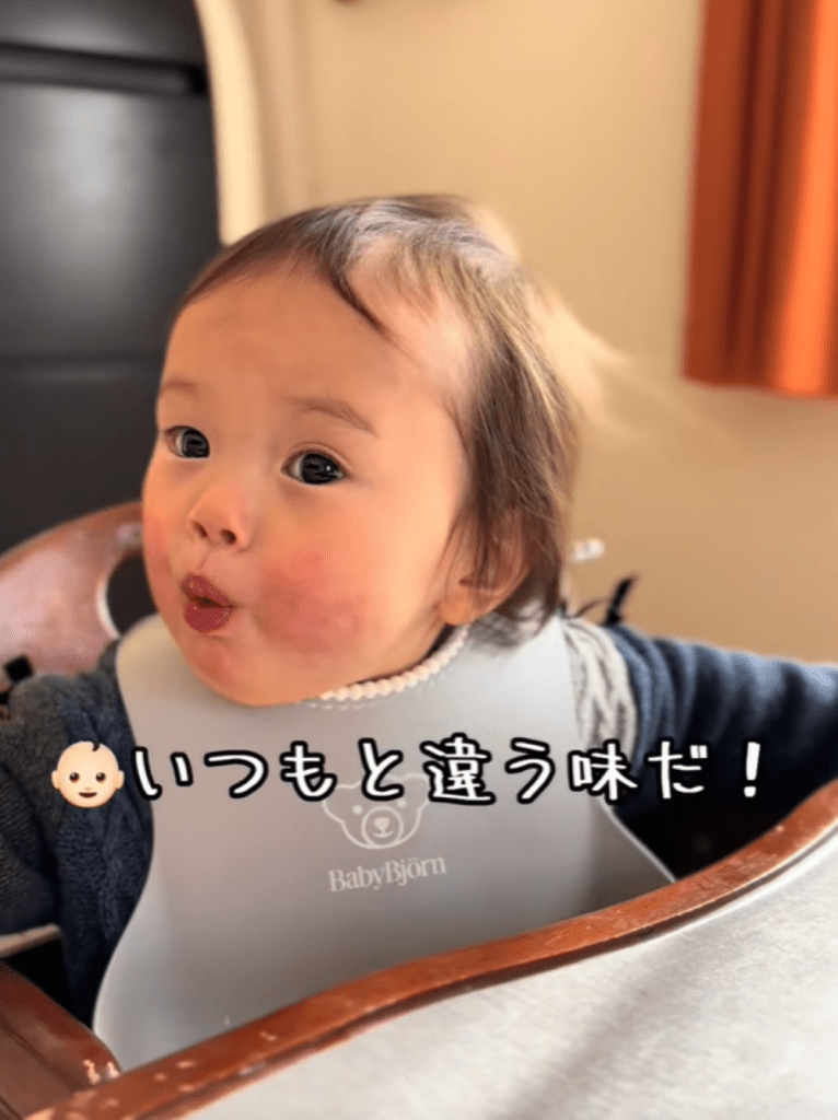 離乳食を食べている娘さん②（＠_4rasu_さんより提供）