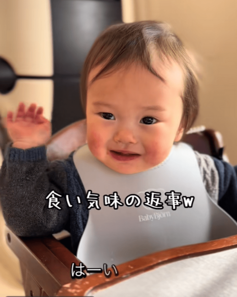 離乳食を食べている娘さん③（＠_4rasu_さんより提供）