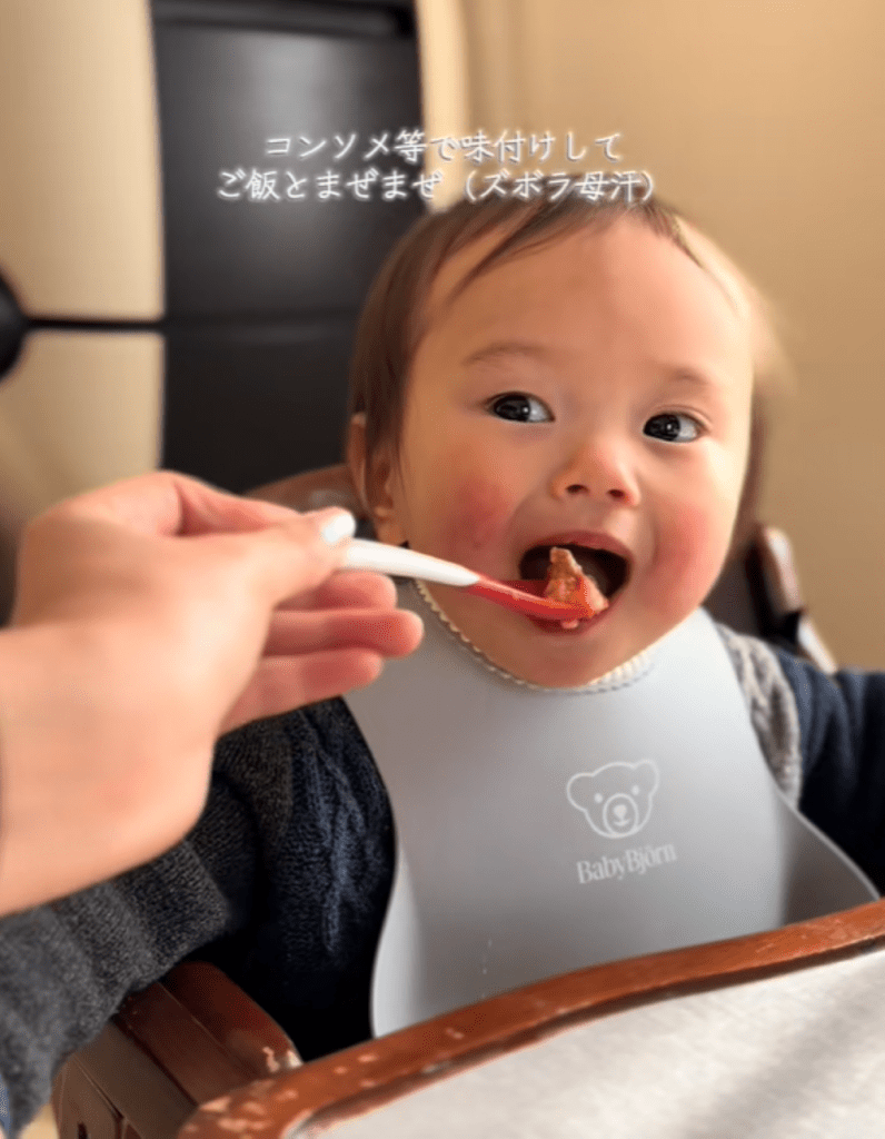 離乳食を食べている娘さん④（＠_4rasu_さんより提供）