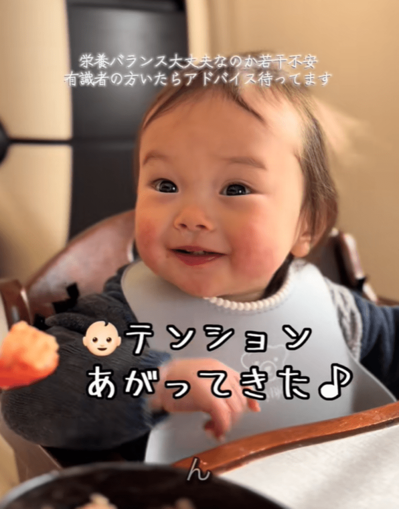 離乳食を食べている娘さん⑤（＠_4rasu_さんより提供）