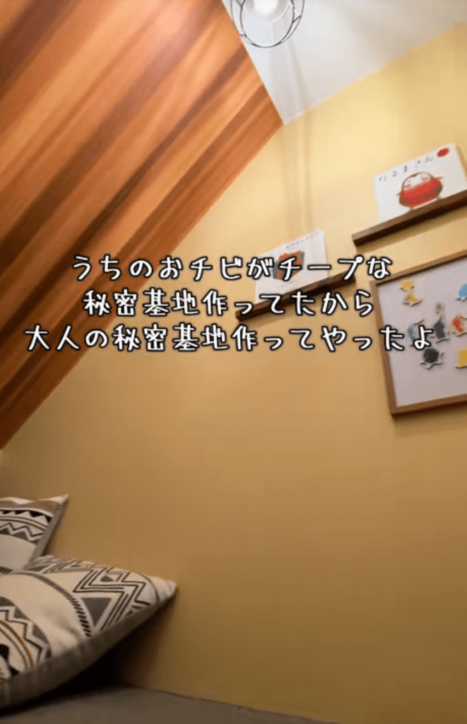 階段下に作った秘密基地（＠tatsunootoshigo20さんより提供）