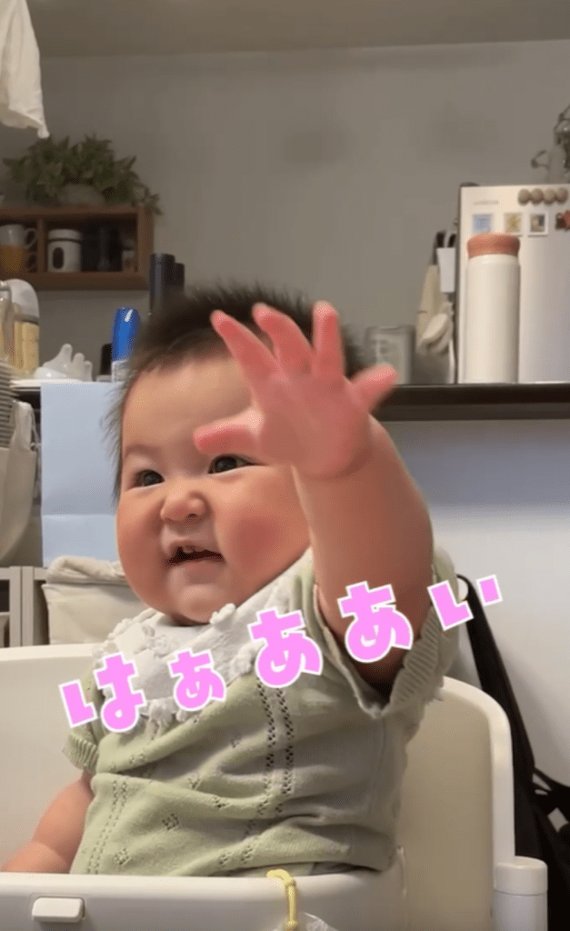 嬉しそうに手を挙げる娘さん（＠tsuki_koyo_kidsさんより提供）