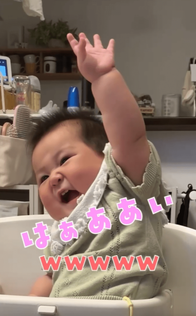 笑顔で手を挙げてくれる（＠tsuki_koyo_kidsさんより提供）