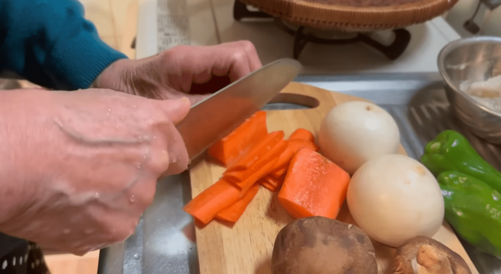 中華丼の具を作る様子①（＠grandma_and_meさんより提供）